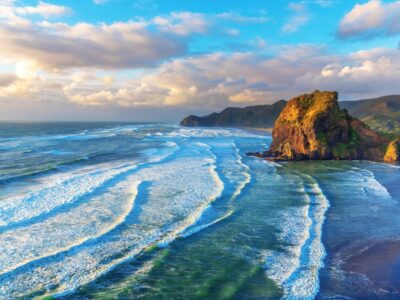Long,Waves,With,White,Foam,At,Piha,Beach,,Auckland,,New