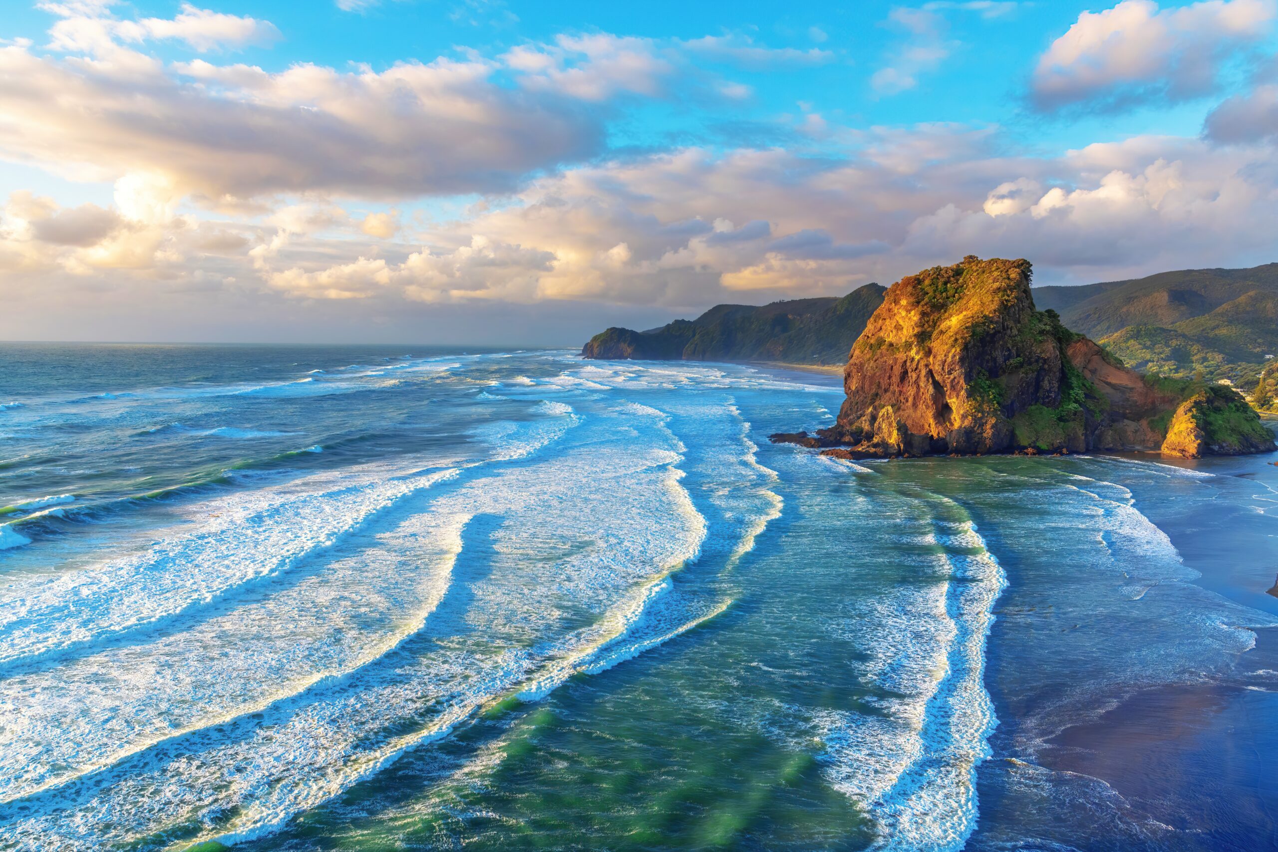 Long,Waves,With,White,Foam,At,Piha,Beach,,Auckland,,New