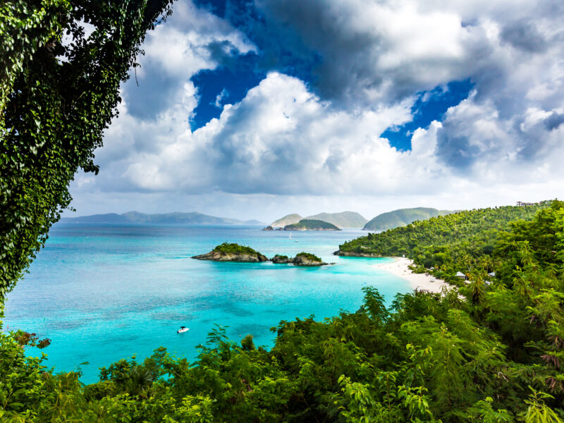 Fluffy,Clouds,Frame,Scenic,View,Of,The,Us,And,British