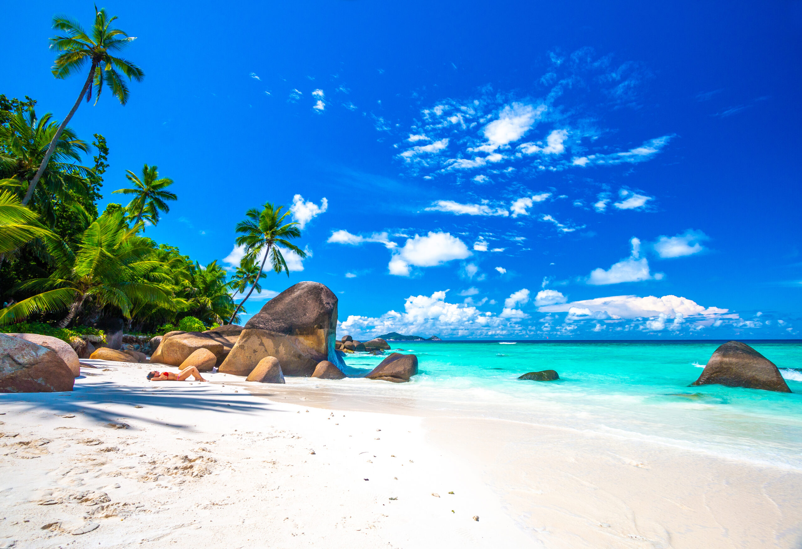 Typical,Beach,With,Granite,Rocks,On,Seychelles